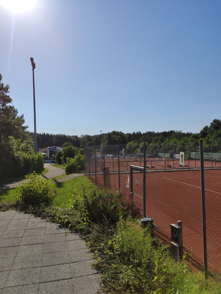 Blick über die Plätze zum Clubheim